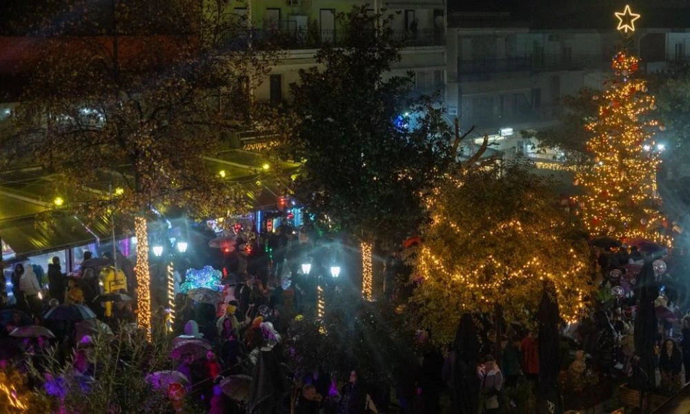  Φωταγωγήθηκε το χριστουγεννιάτικο δέντρο της Καλαμπάκας (εικόνες)